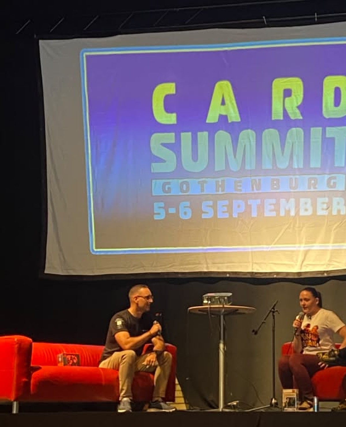Anestis Vatmanidis, grundare av Kortjakt, på scen under Card Summit i Göteborg